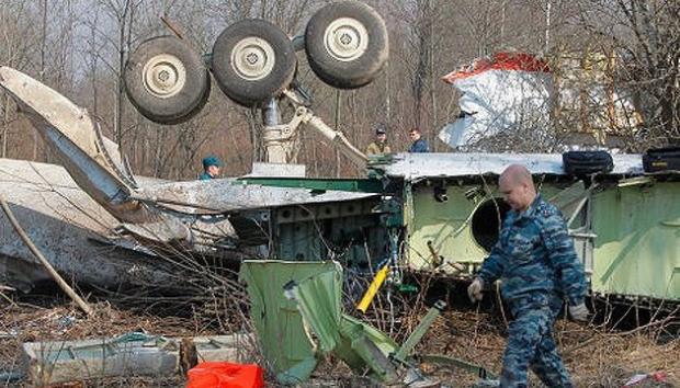 На місці авіакатастрофи президентського літака. Фото: Укрінформ.