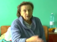 З пневмонією на лавці: У Сумах хвору пенсіонерку в лікарні поклали на тапчан зі старим матрацом (відео)