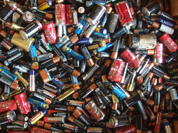 99% батарейок в Україні просто потрапляють на звалища. Фото: commons.wikimedia.org
