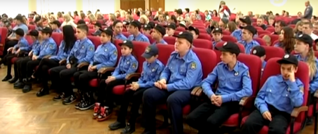 Школярі Харкова пройшли курси кадетів поліції. Скрін відео