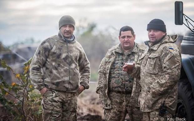 Олег Заболотний (ліворуч) на передовій на Донбасі. Фото із соцмереж.