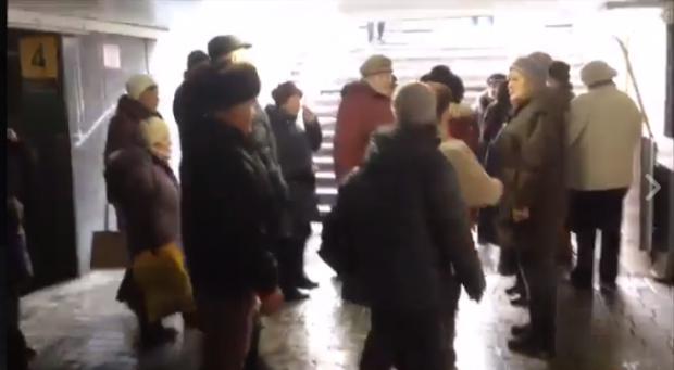 Бабусі підтягуються на мітинг. Фото: скріншот з відео.