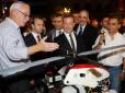Обидели Мишку: Премьер-министру РФ в Израиле подарили дрон без пульта