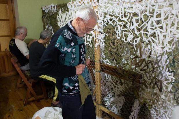 Переселенці займаються справами у хоспісі: хто в'яже, хто готує, хто плете. Фото: РБК-Україна