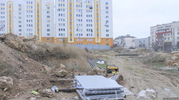 Будівництво на місці дитячого майданчика. Фото: Крим. Реалії.