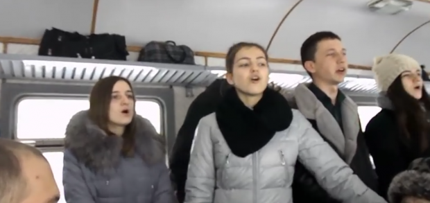 "Молитва за Україну" у потязі на Чернігівщині. Скрін відео