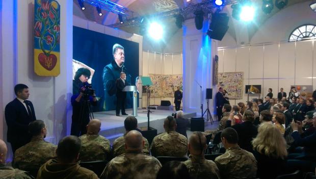 Порошенко пояснив, чому не ввів воєнний стан. Фото: twitter.com/STsegolko.