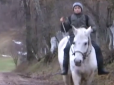 Маленький вершник: На Рівненщині п'ятикласник їздить до школи на білому коні (відео)