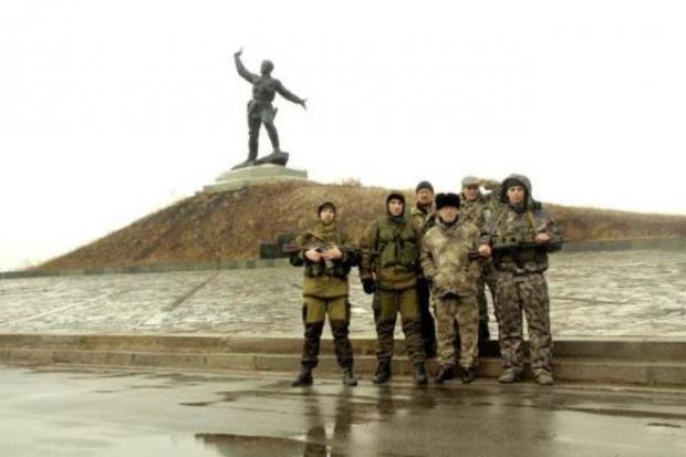 Російські терористи у Слов'яносербську. Фото: соцмережі.