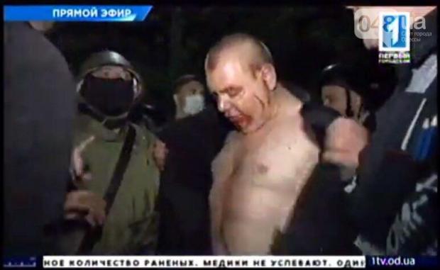 Сепаратиста Юрецкого обыскивают во время столкновений 2 мая