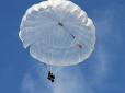У Росії після тренувального стрибка з парашутом зникли три десантника