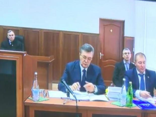 Янукович показався на камеру в окулярах і з ручкою (ФОТО)