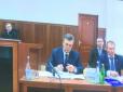Янукович показався на камеру в окулярах і з ручкою (ФОТО, ВІДЕО)