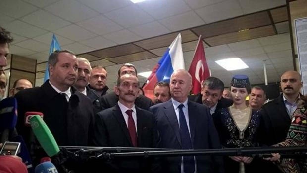 Неофіційна делегація Туреччини в анексованому Криму. Фото:QHA