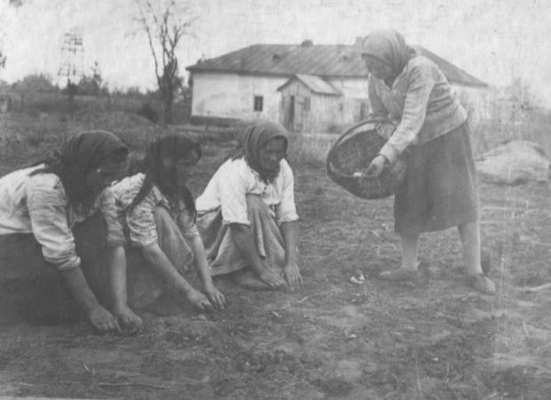 Голодні жінки Полтавщини. Фото: historical-club.org.ua.