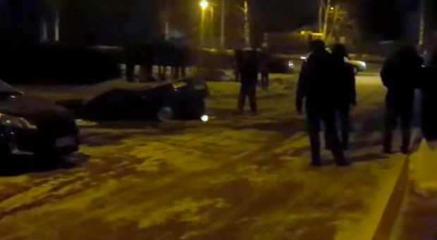 Автомобіль зник у ямі повністю. Фото: скріншот з відео.