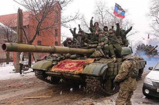 Російські бойовики у окупованому Докучаєвську. Фото: соцмережі.