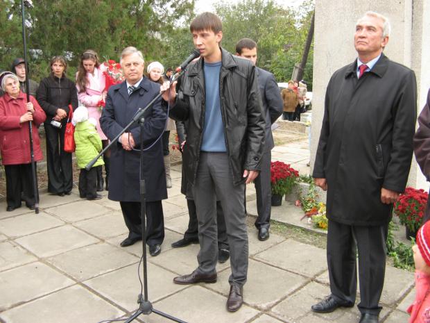 Олексій Бабурін (біля мікрофона) на відкритті пам'ятника Леніну в Балабиному, 2010 рік
