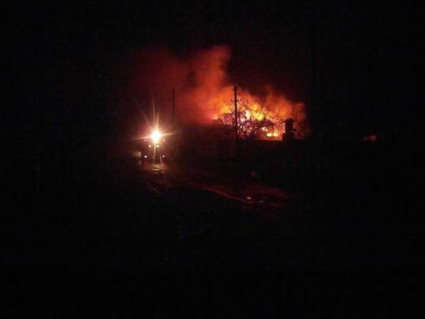 Фото палаючого будинку у Мар'їнці.