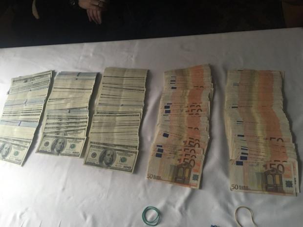 Гроші, вилучені у злочинців. Фото: прес-служба СБУ.