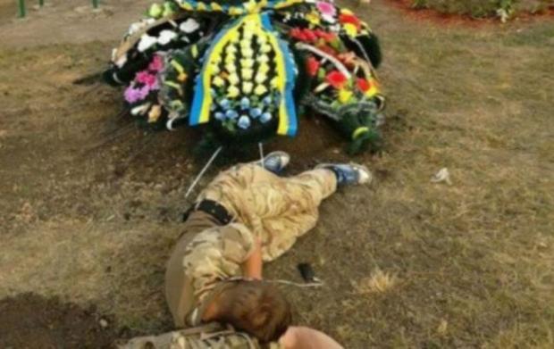 Військовий на могилі побратима. Фото: day.kyiv.ua.