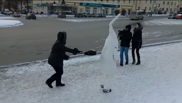 "Скрепна" росіянка проти "розпусти". Фото: скріншот з відео.