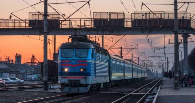 Реформи торкнулися не усіх потягів? Ілюстрація: Преса України.