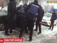 Буйний попався: Три екіпажі поліції у Чернівцях затримали екс-міліціонера, який лаявся та кусався (відео)