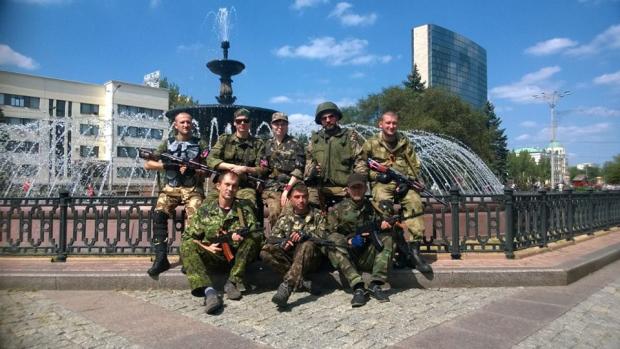 Терористи в Донецьку, що брали участь в "параді полонених". Фото: "Фейсбук"