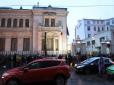 Вибачте, що не з лопат: Черга за сиром до посольства Італії в Москві досягла кілометра (фотофакт)