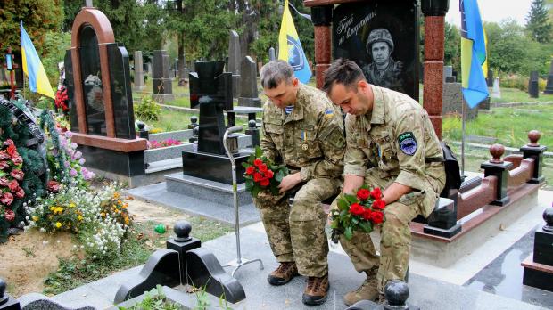На могилі українських воїнів, які цього "розвитку України" вже не побачать. Фото: Цензор.НЕТ