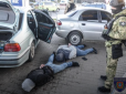 Тікаючи, давили поліцейських: В Одесі зі стріляниною затримали озброєних злочинців (відео)
