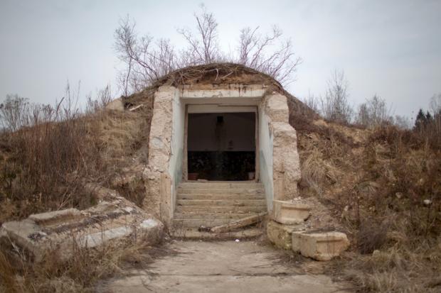 Бункер расположен в разрушенном военном городке Елгава. Многие советские объекты обслуживались небольшими военными базами при радиолокационных станциях.
