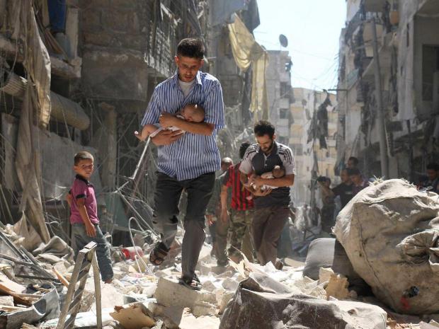 Жителі Алеппо рятують найдорожче - дітей. Фото: Reuters.