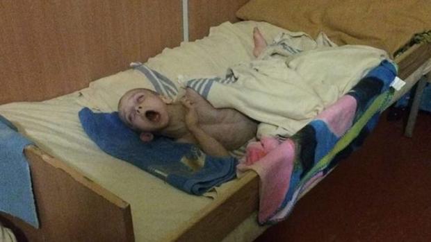 Дитину з температурою залишили помирати в кімнаті дитбудинку. Фото:facebook