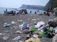 Русский мир: Пляжі в Криму перетворюються на величезні звалища сміття - російські активісти