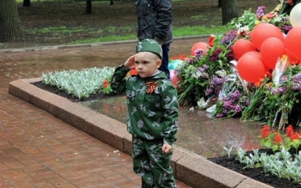 Зі школи, чи навіть з народження, на Донбасі дітей готують у терористи. Фото: Online.ua