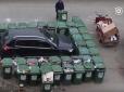 Урок паркування: У Китаї двірник заблокував джип 40 сміттєвими баками (відео)