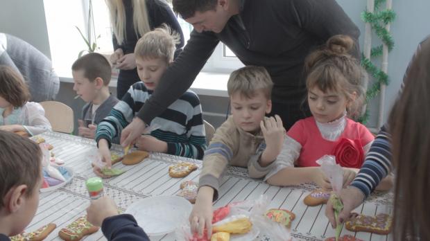 Діти розмалювали святкове печиво. Фото: gazeta.ua.