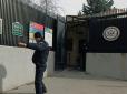 Одного посла замало? Озброєний чоловік намагався проникнути в посольство в Анкарі