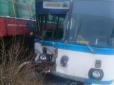 На Донеччині зіткнулися автобус та потяг: Є постраждалі (фоторепортаж)