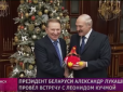 Олександр Лукашенко зустрівся з екс-президентом України Леонідом Кучмою і подарував Кучмі пластмасового півня (відео)