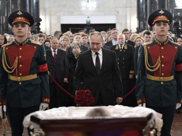 Путін прощається з розстріляним послом Карловим. Фото:скрін відео