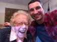 Не в кожного є така: Володимир Кличко розповів про вражаючу зустріч зі своєю 110-річною фанаткою (фото)