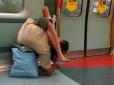 Гутаперчевий чоловік з гонконгського метро став зіркою мережі (фото)