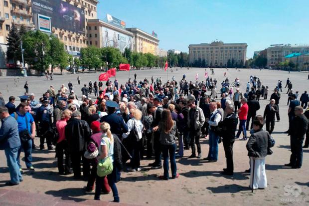 Ватники, які наважились вийти на площу Свободи у Харкові. Фото: Glavnoe.ua.