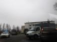 Ужгород: іномарка вдарилася в автозак з тюремниками (фото)
