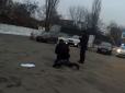 Всем лежать мордой в пол: У Києві патрульний без причин побив водія (відео)