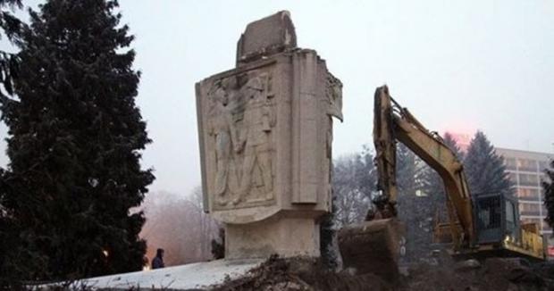 Поляки демонтували монумент радянських часів. Фото: Главком.