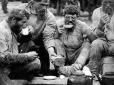Русские крестьяне пьют чай, 1911 г. Так жили 80% граждан страны